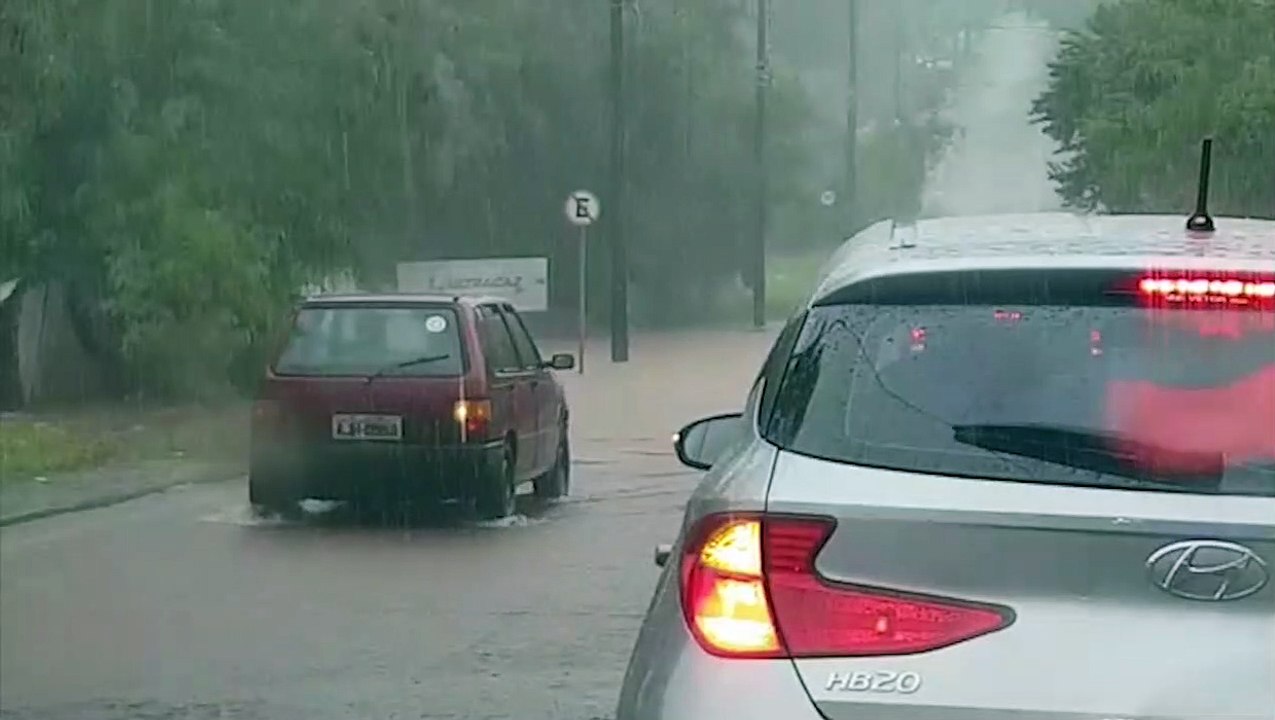 Condutores desistem de tentar passar pela Rua Salgado Filho; quem tentou voltou de guincho
