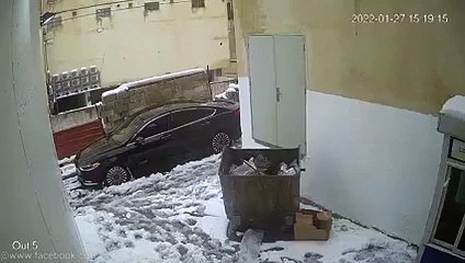 فيديو متداول للحظة سقوط مركبة داخل موقع عقاري قيد الإنشاء في طبربور