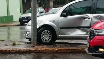 Carro vai parar na calçada após se envolver em colisão com Van Escolar