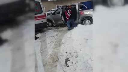 Kar yolları kapattı... Hasta vatandaşlar ekiplerce kurtarıldı
