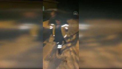 Sağlık çalışanı, hastayı karla kaplı yolda 500 metre sırtında taşıdı