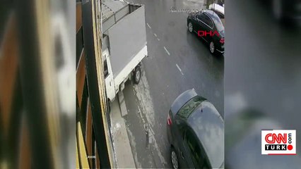El freni çekilmeyen kamyonet fırına daldı