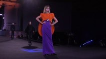 Vestidos satélite y capas metalizadas protagonizan el desfile de Pierre Cardin en París