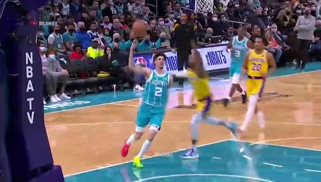 LaMelo does it against the Lakers like its practice