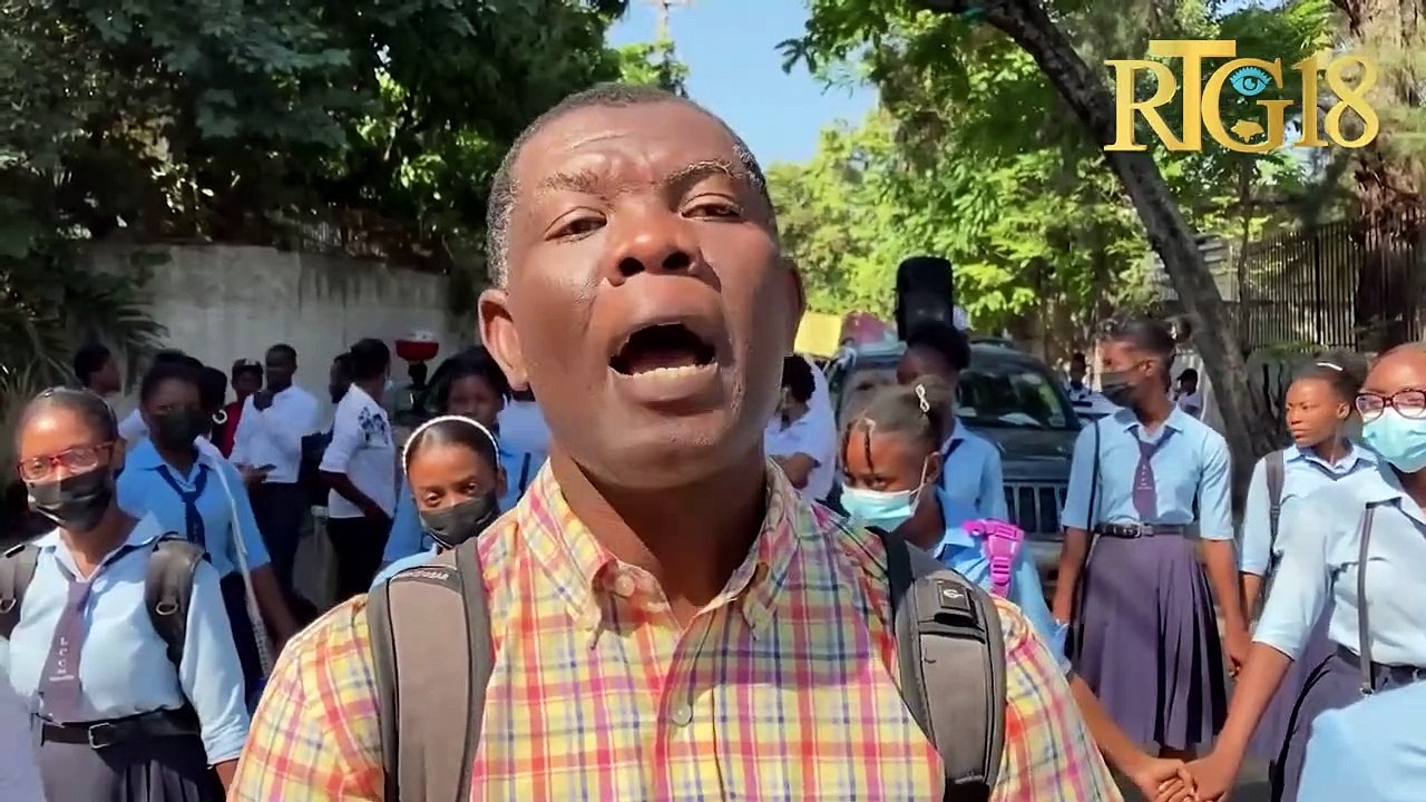 Plizyè elèv lise ak pwofesè nan kapital la mache nan lari Pòtoprens pou denonse ensekirite