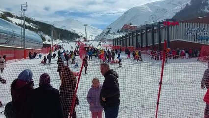 Afrikalı öğrencilerin Palandöken'de kızak keyfi