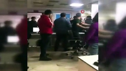 'Ambulans niye gecikti' deyip güvenlik görevlilerini böyle darp ettiler