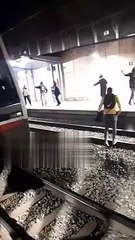 Pasajeros insultan y expulsan a un grupo de grafiteros de una estación de tren