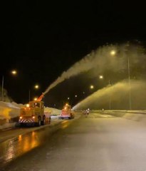 BOLU DAĞI'NDA YOL KENARINDA BİRİKEN KARLAR TEMİZLENDİ