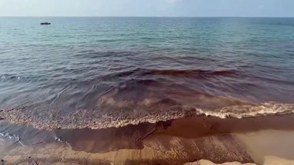 Desastre medioambiental en una playa de Tailandia por un vertido de crudo de la empresa SPRC