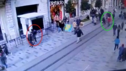 İSTİKLAL CADDESİ'NDE HAREKETLİ ANLAR; ŞÜPHELİNİN ÜZERİNE ATLAYARAK YAKALADI