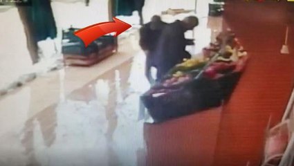 Karın ağırlığına dayanamayan tente çöktü, manavdan sebze seçen yaşlı adam böyle can verdi