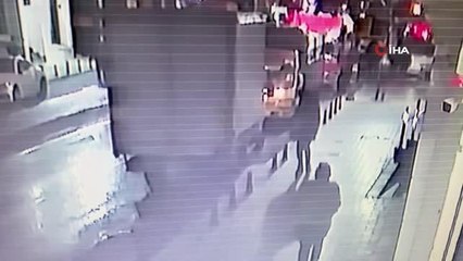 Laleli'de şaşırtan görüntü... Laleli'de kamyonun altına giren alkollü gencin üstüne su atarak çıkardılar