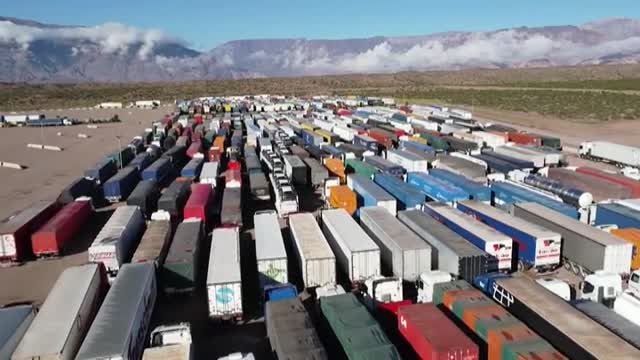 Miles de camioneros varados en la frontera con Chile exigen una solución a la crisis del transporte