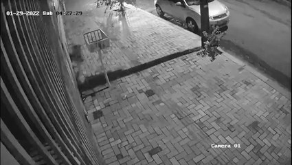 Câmera flagra Fiesta colidindo em Fiesta estacionado