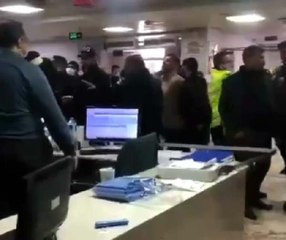 SAĞLIKÇILARA ÖNCE SALDIRIP SONRA ÖZÜR DİLEDİLER