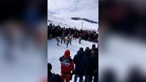 Festival diye çocukları yarı çıplak karda üstünde güreştirdiler