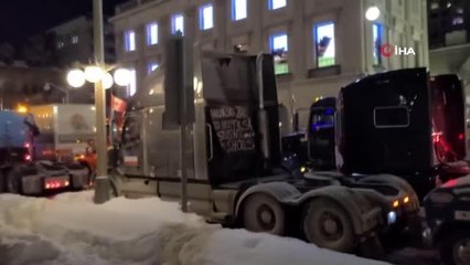 Kanada'da yollara düşen yüzlerce aşı karşıtı kamyon sürücüsü Ottowa'ya vardı