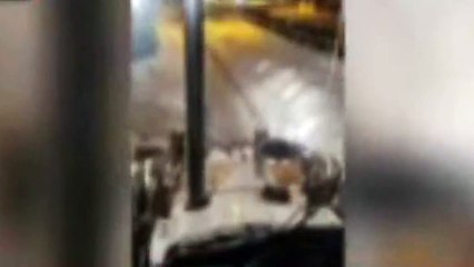 Belediye Başkanı sokaktaki karı CHP'li komşusunun evinin önüne yığdırdı