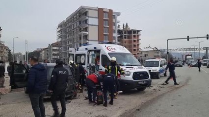 Kamyonetle otomobilin çarpışması sonucu 4 kişi yaralandı