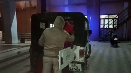 फाटक पर दर्द से कराह रही प्रसुता के मद्दगार बने पुलिस कर्मी, पहुंचाया अस्पताल