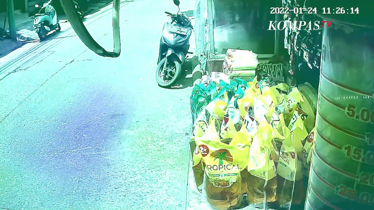 Viral! Kakek Ini Kejar Maling Motor Sambil Gendong Cucunya