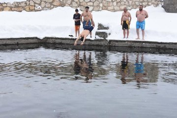 BİTLİS'TE EKSİ 10 DERECEDE YÜZME ETKİNLİĞİ