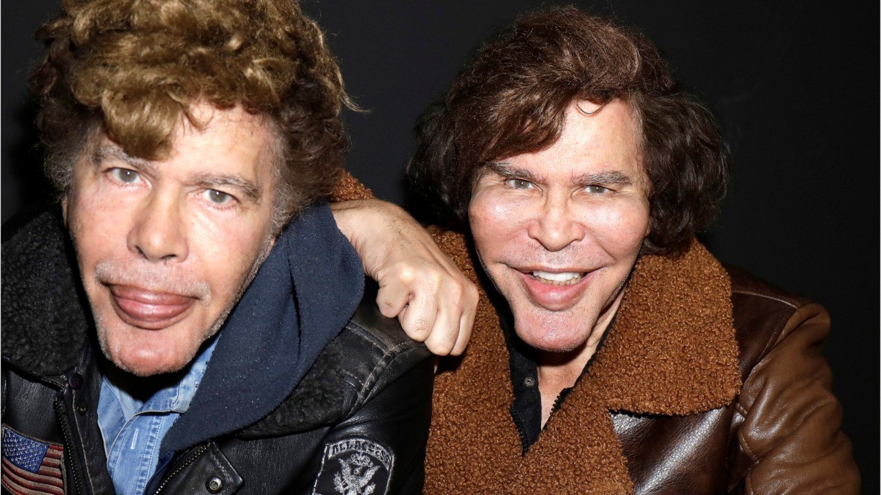 GALA VIDEO - Igor et Grichka Bogdanoff accros à la chirurgie esthétique ? Révélations sur leur transformation