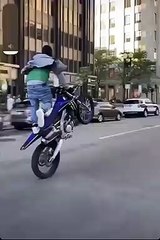 Un jeune motard s'exploser contre une voiture pendant un rodéo urbain !