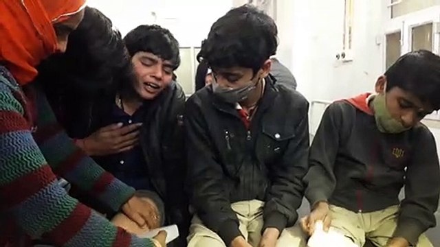 Video- स्कूल बस के पलटने से दर्द से कराहने लगे घायल बच्चे, कांच तोड़कर निकाला बाहर
