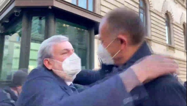 Quirinale, Emiliano abbraccia Letta per l'intesa su Mattarella