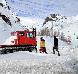 KÖYDEKİ HASTALARA PALETLİ ARAÇLA ULAŞTILAR