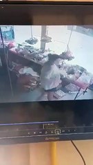 เปิดคลิป...สาวร้องพี่เขยคลั่งยานรกอาละวาดทำร้ายพี่สาวสลบ 2 รอบ