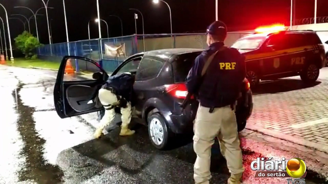 PRF prende casal transportando duas pistolas, munições e quase 2 kg de cocaína escondidos em veículo no sertão paraibano
