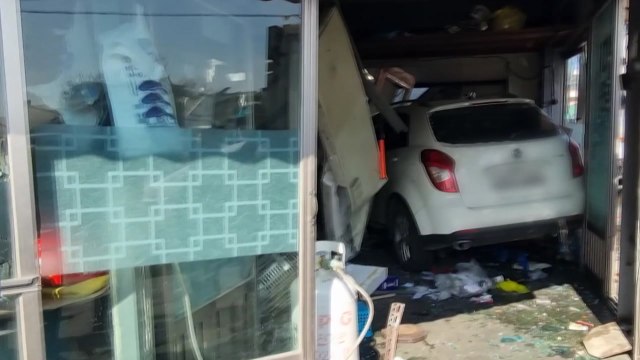 전북 익산 재래시장서 SUV 상가로 돌진...2명 부상 / YTN
