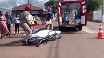Carro e moto se envolvem em acidente no Centro; motociclista sofreu fratura na perna