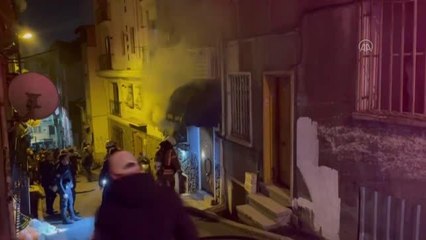 Şişli'de yangında evinde mahsur kalan kişiyi itfaiye kurtardı