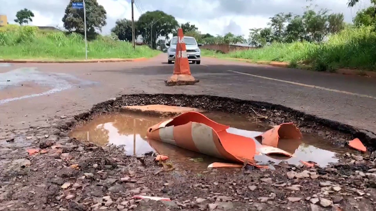 Condutores precisam de atenção redobrada ao trafegar pela Rua Veneza; buraco enorme apresenta riscos