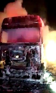 Otoyolda alev alev yanan tırdan geriye demir yığını kaldı