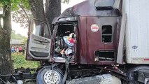 Bomberos Voluntarios controlan las llamas en tráiler accidentado