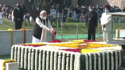 Скачать видео: PM Modi pays tribute on Mahatma Gandhi's death anniversary