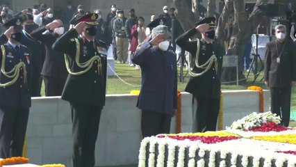 President pays tribute to Mahatma Gandhi at Rajghat