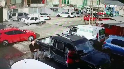 Büyükçekmece'de levye ile tamirhane basan baba ve oğulları kamerada