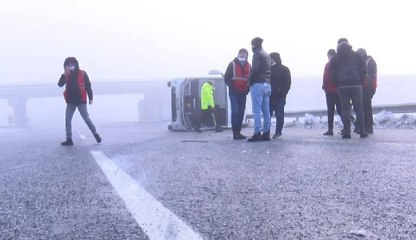 Buzlanma nedeniyle minibüs yan yattı, 10 polis yaralandı