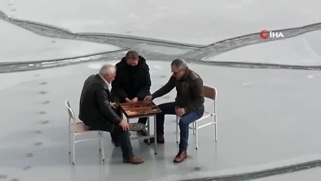 Buz tutan Eğirdir Gölü üzerinde çay içip tavla oynadılar