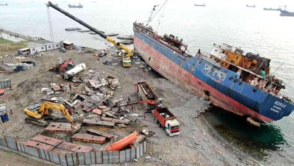 Kartal'da yanan gemi parçalara ayrılıyor