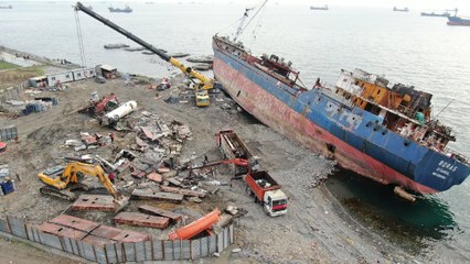 Yanan gemi parçalara ayrılıyor