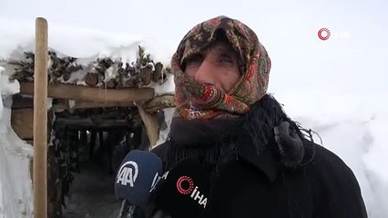 Köy kara gömüldü, ulaşım için tüneller kullanılıyor