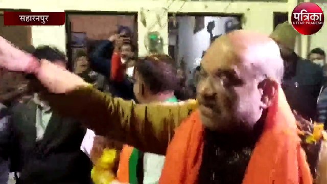 सहारनपुर में डोर टू डोर वोट मांगने पहुंचे केंद्रीय गृह मंत्री अमित शाह
