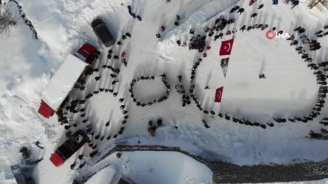 Yüzlerce kişi katıldı, renkli görüntüler ortaya çıktı... 200 yıllık tahta kızak festivali nefes kesti